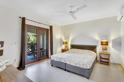 克拉伦代克Bonaire Apartment的一间卧室设有一张床和一个滑动玻璃门