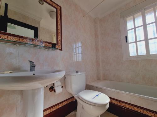 马塔拉斯卡尼亚斯Victoria Hotel的浴室配有卫生间、盥洗盆和浴缸。