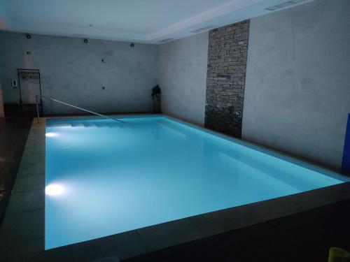 瓜尔达Hostel S. Miguel FitNCare的室内的蓝色灯光游泳池
