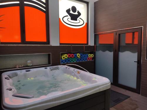 瓜尔达Hostel S. Miguel FitNCare的浴室设有大浴缸,浴室里设有橙色浴缸