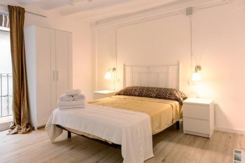巴尔巴斯特罗Añisclo的白色的卧室设有床和窗户