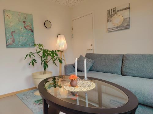 斯塔万格Modern and comfortable apartment in attractive neighborhood的带沙发和玻璃桌的客厅