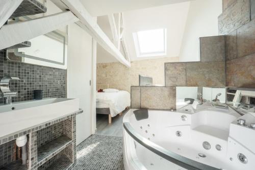 沙托鲁My Home Prestige / SPA Privatif的带浴缸和盥洗盆的浴室