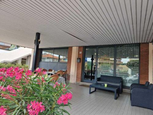 圣马力诺多加纳酒店的天井配有沙发、桌子和鲜花