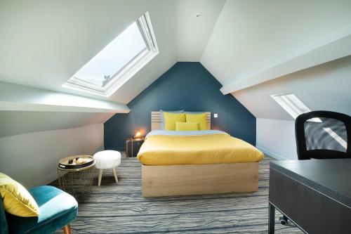 亚眠Maison et Jardin - Chambre Cosy的阁楼卧室设有床和窗户。