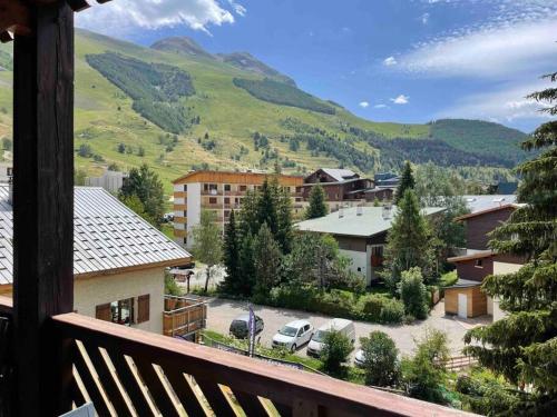 莱德萨阿尔卑斯App 4/6 pers plein centre des 2alpes 100 m pistes的山景阳台