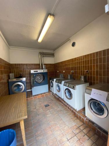 慕尼黑AllYouNeed Oktoberfest Basic Camping的洗衣房配有2台洗衣机、洗衣机和烘干机