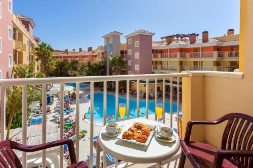 卡勒达德福斯特Hotel Chatur Costa Caleta的池景阳台的糕点盘