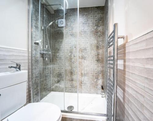 Potter Street5 Bed Farmhouse Suitable for Contractors Private Parking的浴室设有玻璃淋浴间和卫生间
