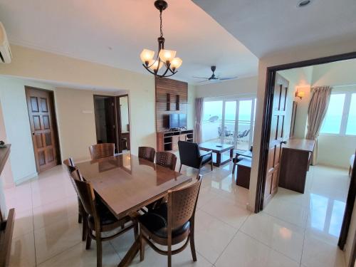 峇都丁宜阿洛卡海景公寓的用餐室以及带桌椅的厨房。
