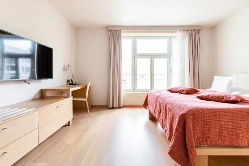 布拉迪斯拉发Roset Hotel & Residence的一间卧室设有一张床和一个大窗户