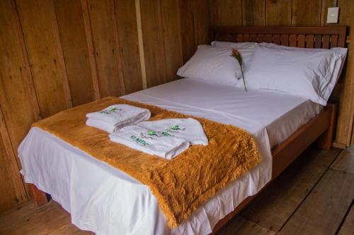 La MacarenaEl Nido的床上有两条毛巾
