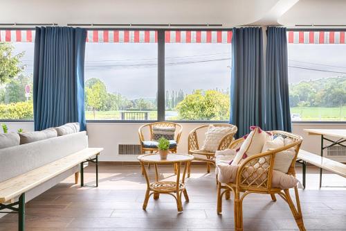 蒙泰夫兰La Coudraie - Proche de Disneyland的客厅配有椅子、沙发和窗户