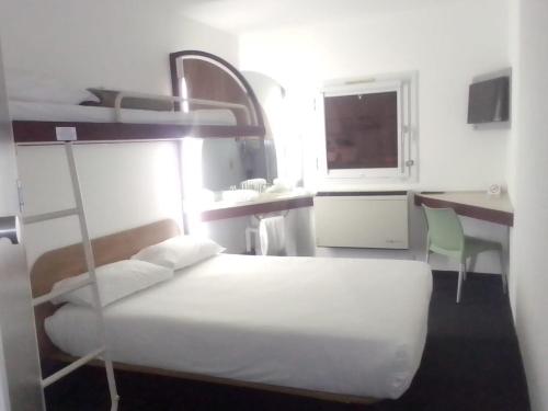 金伯利SUN1 Kimberley的一间卧室配有双层床和书桌