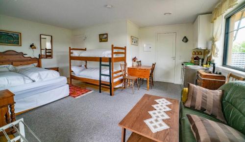 利勒哈默尔Sanns villa的一间卧室设有两张双层床和一张桌子