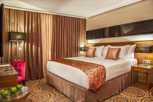 安曼Harir Palace Hotel的一间酒店客房,房内配有一张大床