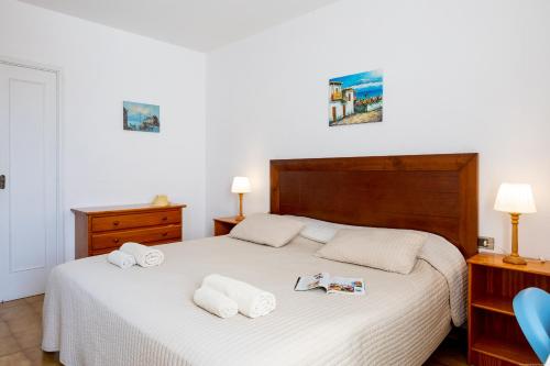 洛斯克里斯蒂亚诺斯Apartmento Cactus II的卧室配有白色床和毛巾