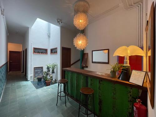 San Andres y SaucesHostal Bubango的酒吧设有两张凳子和一个绿色的柜台