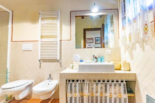 CollazzoneCasa Marlèn的一间带水槽、卫生间和镜子的浴室