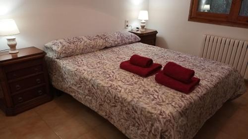 莱里达Marina的一间卧室配有一张带两个红色枕头的床