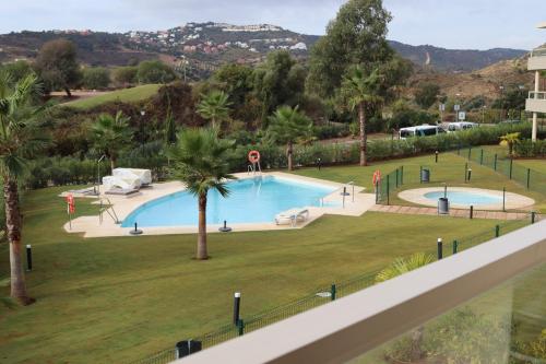 La MairenaLa Cala Golf - Luxury 3bed apartment - First line golf view的享有度假村游泳池的景色
