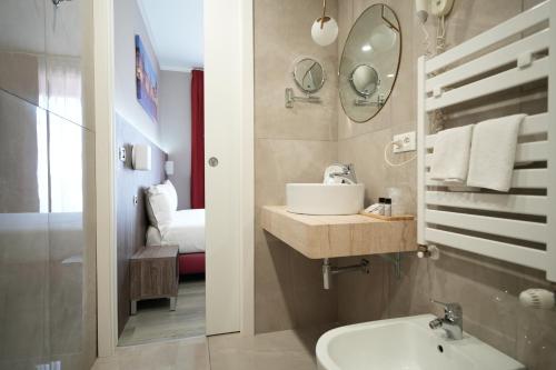 都灵乌尔巴尼酒店的一间带水槽和镜子的浴室