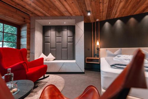 罗斯豪普滕Landgasthof & Hotel beim Lipp的客厅配有红色椅子和一张床