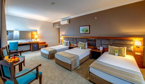 科尼亚科尼亚贝拉酒店的酒店客房配有两张床和一张书桌