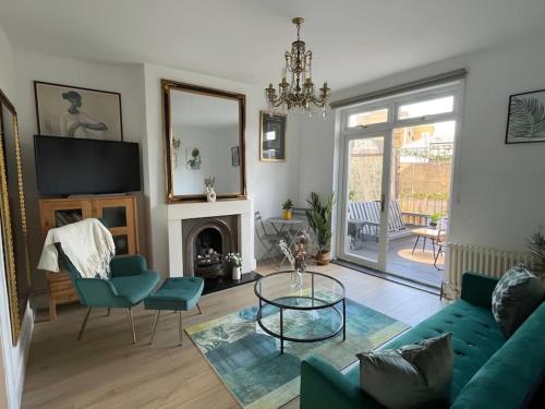 伦敦Beautiful haven,Tower Bridge Rd的客厅配有绿色沙发和玻璃桌