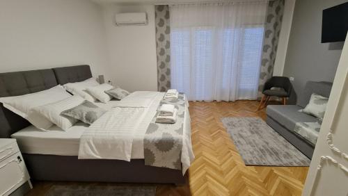 里耶卡Apartman Magnolija的一间卧室设有一张大床和一个窗户。