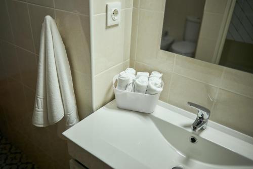 普拉亚达维多利亚Materramenta的一间带水槽和毛巾的浴室