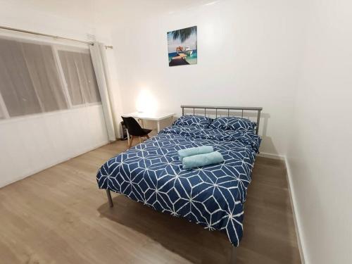 墨尔本PROMO 2-Bedroom Villa Next to Train Station, FREE PARKING的一间卧室配有一张带两个枕头的床