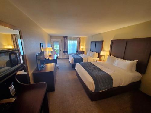 缪尼辛Comfort Inn & Suites Munising-Lakefront的酒店客房设有两张床和一台平面电视。