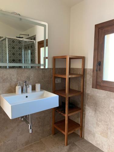雷纳马约勒Stazzu nuraghe Mannucciu的浴室设有白色水槽和镜子
