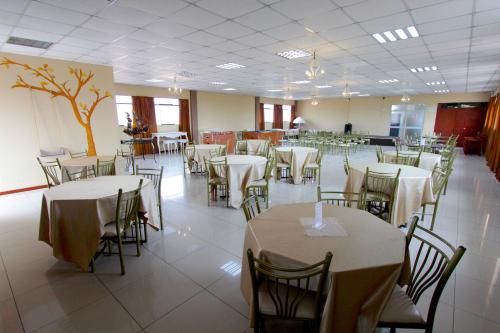 阿雷基帕Hotel La Mansion Del Sol的宴会厅配有白色的桌椅