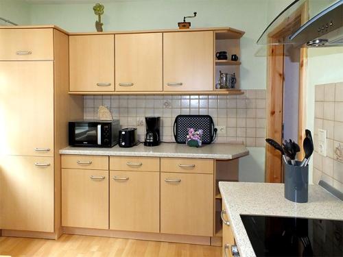 巴特尚道Pension Grenzeck的厨房配有木制橱柜和台面