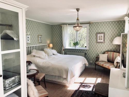 MörköEngsholms Slott - Adults Only的一间卧室配有一张床、一张沙发和一个窗口