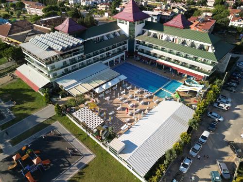 埃尔代克Ceti̇n Presti̇ge Resort的享有带游泳池的大楼的顶部景致