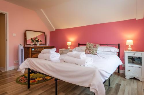 Ségur-le-ChâteauLa Ruche Chambres d'hôtes的一间卧室配有两张床和白色毛巾