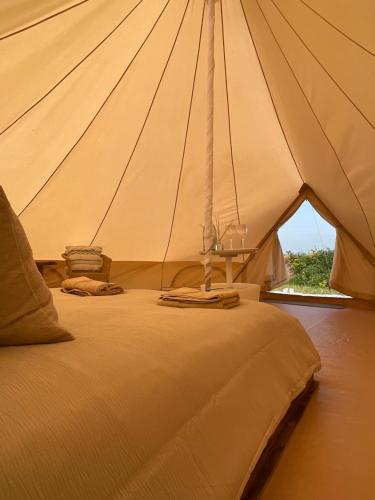 托特尼斯Wheeldon Escapes的帐篷内一间卧室,配有一张床