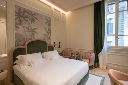 佛罗伦萨Hotel La Gemma的卧室配有一张白色大床