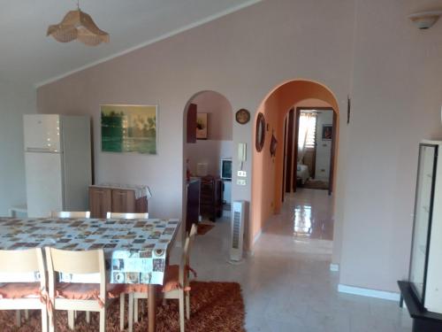 圣欧费米亚拉默齐亚VILLA CORTESE的厨房以及带桌椅的用餐室。