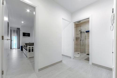 圣胡安海滩Luxury 2bedroom apartment on San Juan Beach的白色的客房设有步入式淋浴间和浴室