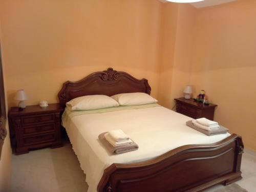 圣欧费米亚拉默齐亚VILLA CORTESE的一间卧室配有一张带2个床头柜的大床