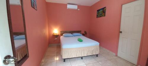 马那瓜Hotel Munch的卧室配有红色墙壁内的一张床