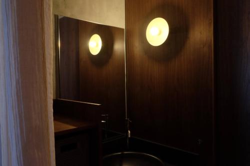 东京Hotel Residence Ohashi Kaikan by Re-rent Residence的浴室设有水槽,墙上有两盏灯
