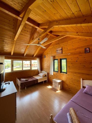 RrëshenVila Livio - Guest house Rreshen Mirdite的小木屋内带两张床的房间