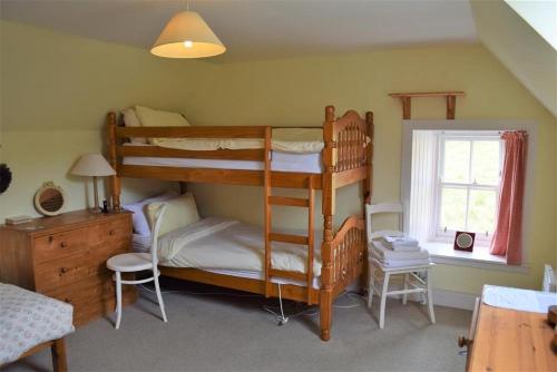 盖特豪斯厄夫弗利特Rowantree Cottage的一间卧室配有两张双层床和一张书桌