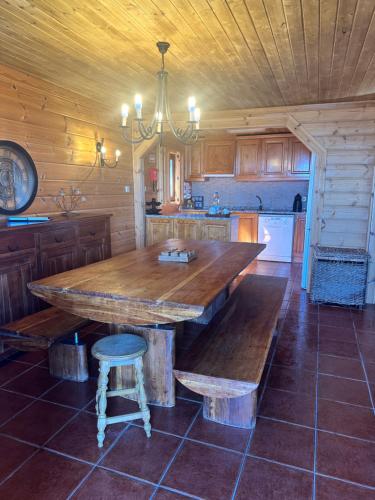 佩尼亚什达绍迪Chalé Inn Star的厨房配有大型木桌和长凳
