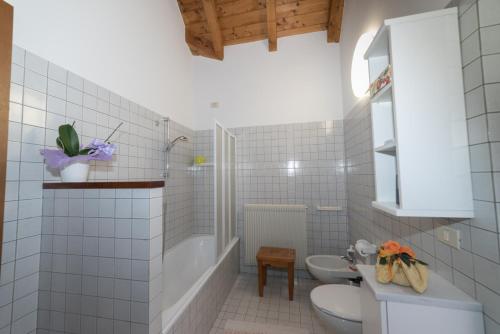 MassimenoB&B il Ciliegio di Maura的浴室配有2个盥洗盆、卫生间和浴缸。